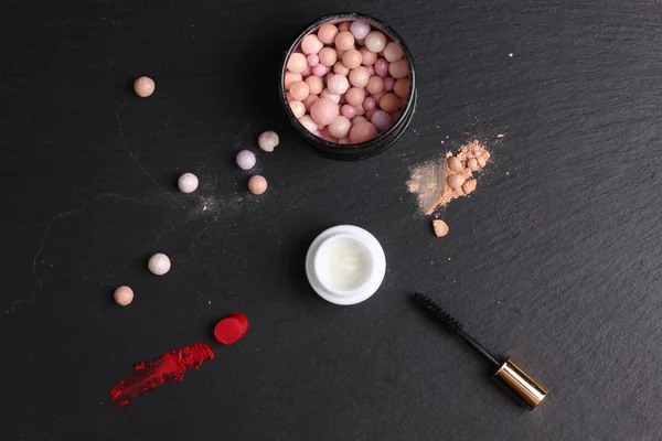 Güzellik aksesuarları ve makyaj malzemeleri. 