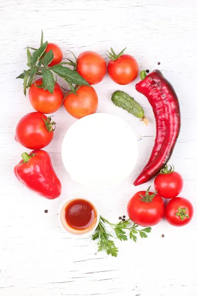 Placa vacía sobre mesa de madera con verduras —  Fotos de Stock