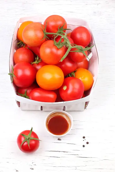Salsa de tomate con tomates sobre mesas de madera —  Fotos de Stock