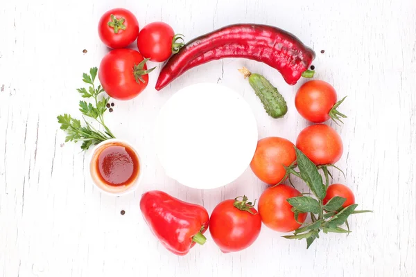 Tom tallrik på träbord med grönsaker — Stockfoto