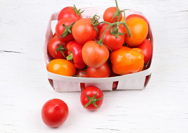 Tomates frescos en una caja de madera sobre un fondo blanco —  Fotos de Stock