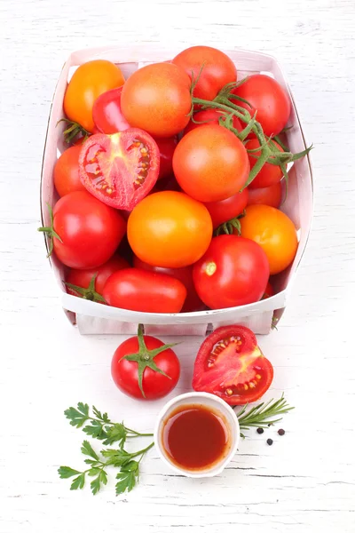 Salsa de tomate con tomates sobre mesas de madera —  Fotos de Stock