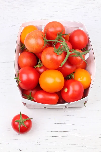 Tomates frescos en una caja de madera sobre un fondo blanco —  Fotos de Stock