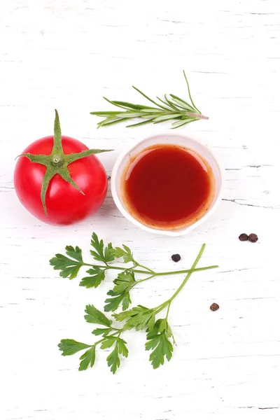 Salsa de tomate con tomates sobre mesas de madera —  Fotos de Stock