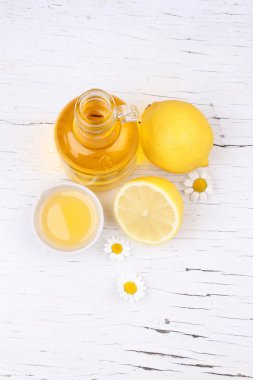 Spa aromatik yağ ve limon dilimleri beyaz