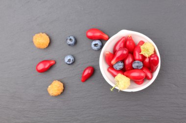 Grup tahtaya izole çilek