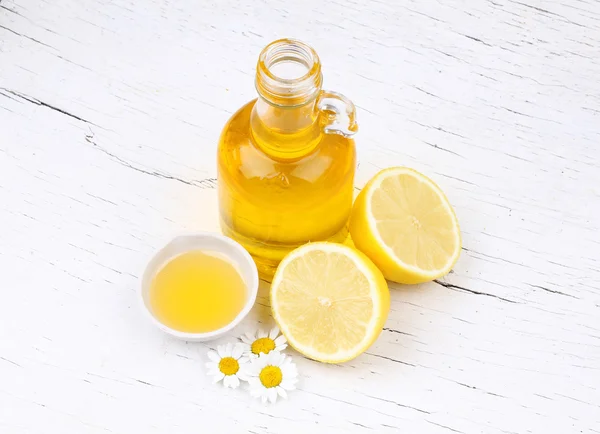 Spa aromatik yağ ve limon dilimleri beyaz