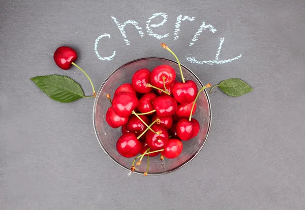 Cerezas frescas sobre pizarra negra — Foto de Stock