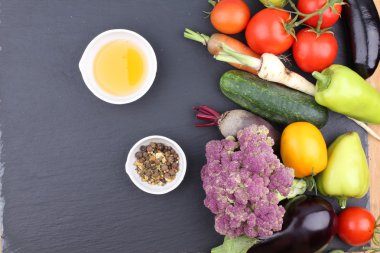 Çeşitli renkli çiğ sebzeleri kapatın.