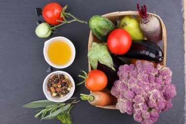 Çeşitli renkli çiğ sebzeleri kapatın.