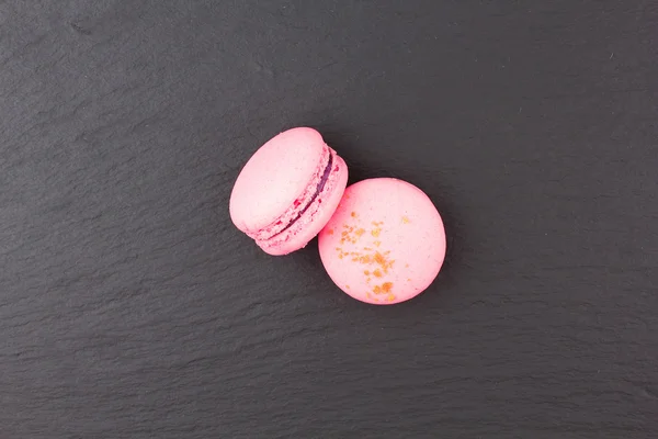 Gros plan des macarons bleuets roses sur le tableau noir — Photo