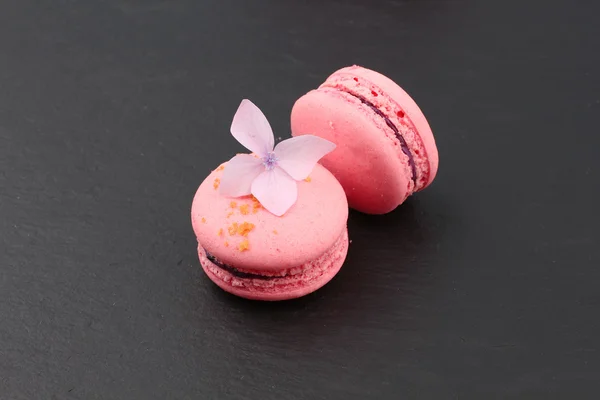 Vue de dessus de savoureux macarons roses avec fleur d'hortensia — Photo