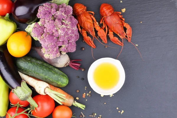 Langosta fresca y verduras sobre fondo negro —  Fotos de Stock