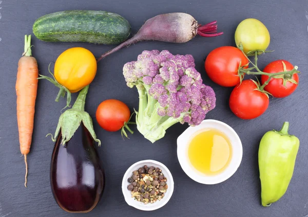 Primer plano de varias verduras crudas de colores — Foto de Stock