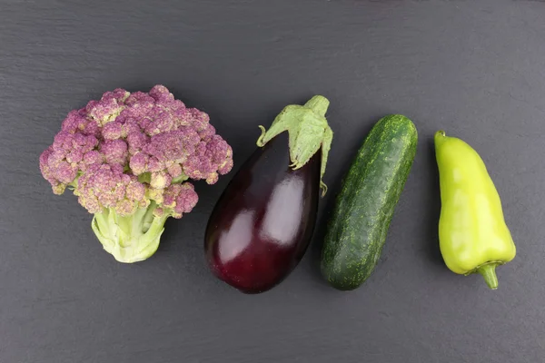 Primer plano de varias verduras crudas de colores — Foto de Stock
