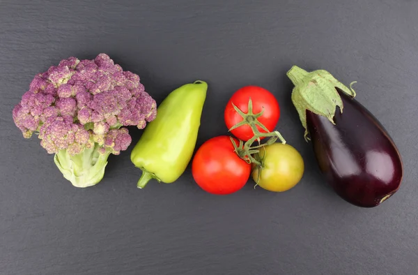 Primer plano de varias verduras crudas de colores — Foto de Stock