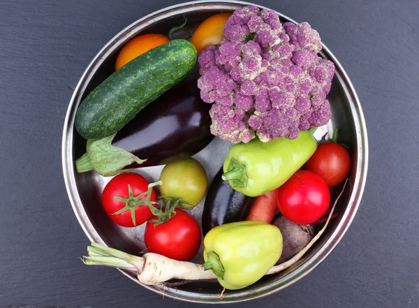 Primer plano de varias verduras crudas de colores — Foto de Stock