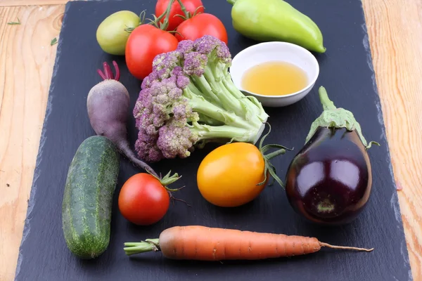 Primer plano de varias verduras crudas de colores — Foto de Stock
