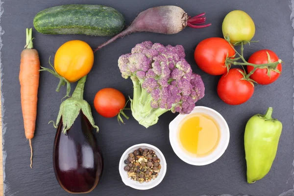 Primer plano de varias verduras crudas de colores — Foto de Stock