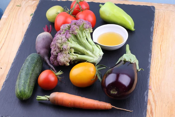 Primer plano de varias verduras crudas de colores — Foto de Stock