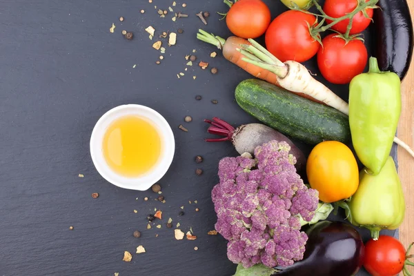 Primer plano de varias verduras crudas de colores — Foto de Stock