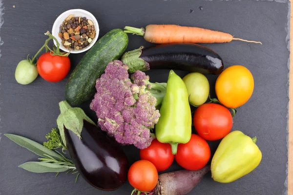 Primer plano de varias verduras crudas de colores — Foto de Stock