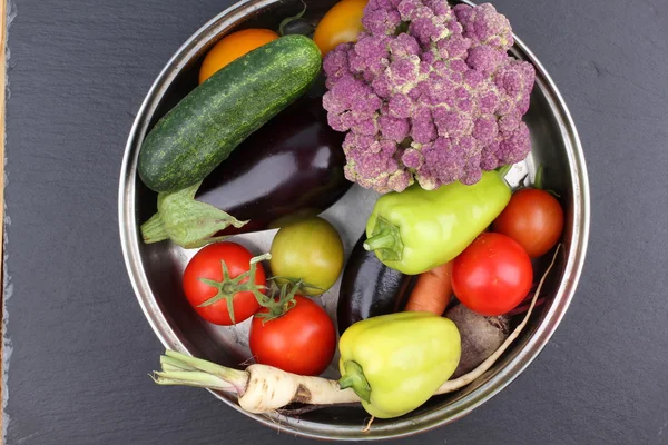 Primer plano de varias verduras crudas de colores — Foto de Stock