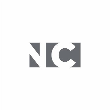 Beyaz arkaplanda izole edilmiş negatif uzay tarzı tasarım şablonuna sahip NC Logo monogramı