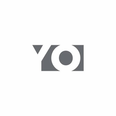 Beyaz arkaplanda izole edilmiş negatif boşluk tasarım şablonuna sahip YO Logo monogramı