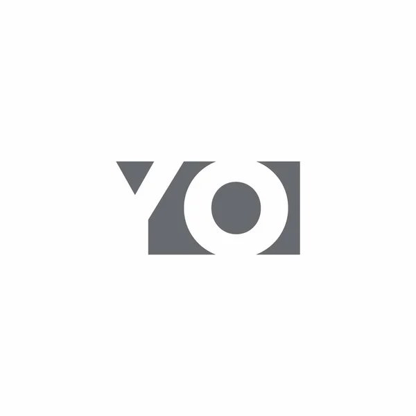 Beyaz arkaplanda izole edilmiş negatif boşluk tasarım şablonuna sahip YO Logo monogramı