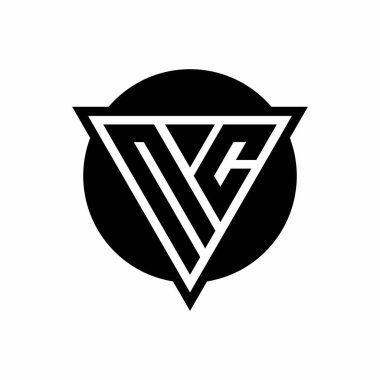 Beyaz arkaplanda izole edilmiş negatif uzay üçgenli NC logosu ve daire şeklinde tasarım şablonu