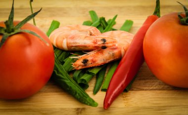 İki unshelled kaplan kırmızı domates, taze chiv karides pişmiş