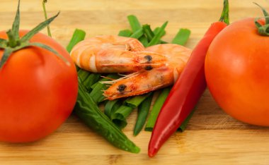 İki unshelled kaplan kırmızı domates, taze chiv karides pişmiş