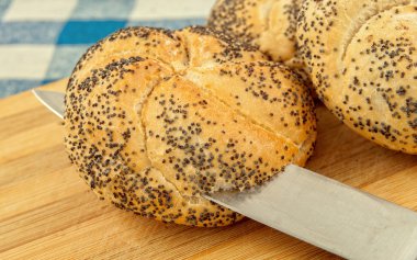 taze ekmek ile haşhaş tohumu rulo.