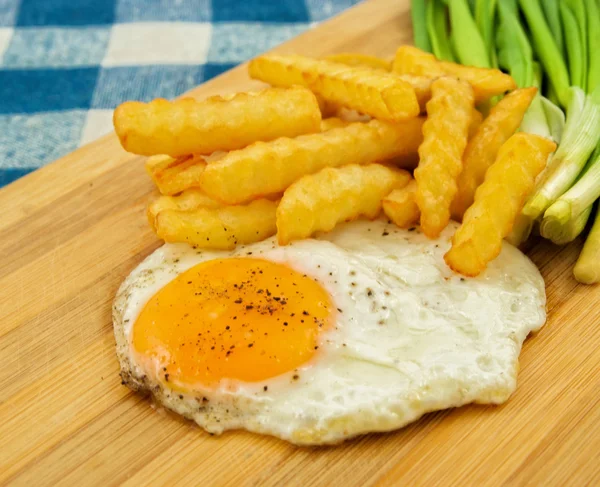 Ovo frito com batatas fritas e salada . — Fotografia de Stock