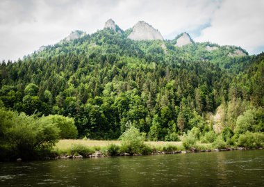 Polonya Dunajec nehirde. Dağlar manzara.