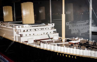  Lego blokları tarafından yapılan Titanic efsanevi devasa tekne.