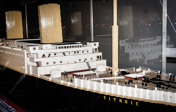 Lego blokları tarafından yapılan Titanic efsanevi devasa tekne. — Stok fotoğraf