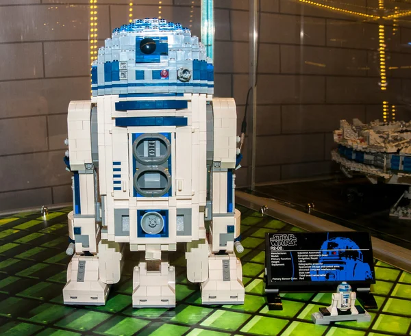 Personajes de Star Wars, R2D2, hechos por bloques de Lego — Foto de Stock
