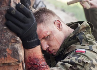 Tarihsel canlandırma sırasında yaralı asker 