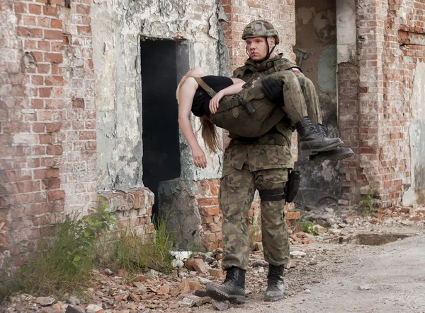 Mujer herida y soldado en uniforme del ejército polaco durante Histori — Foto de Stock