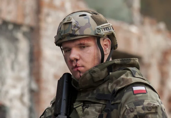 Soldado en uniforme del ejército polaco durante la recreación histórica — Foto de Stock