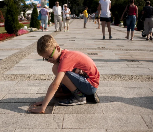 Ung pojke vikt upp hand märket, på Avenue of Stars — Stockfoto