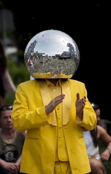 Sokakta dans disko topu adam — Stok fotoğraf