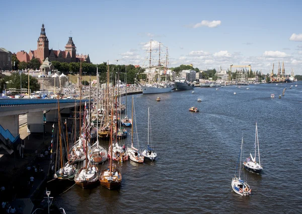 O veleiro "Dar Mlodziezy" durante a vela Szczecin — Fotografia de Stock