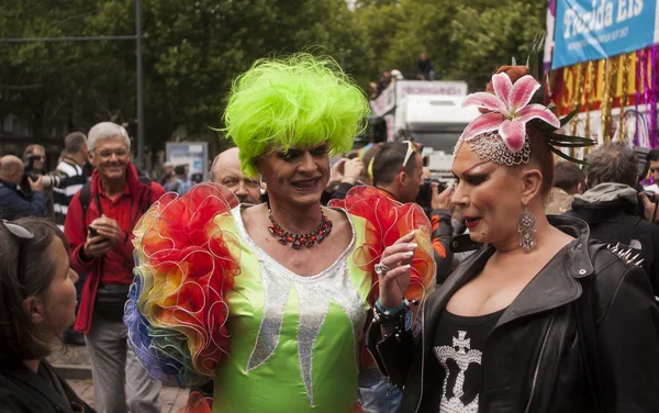 Participantes vestidos de forma elaborada, durante o Christopher Street Day — Fotografia de Stock