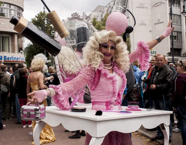 Bohatě oblečený účastníka žena, během Christopher Street — Stock fotografie