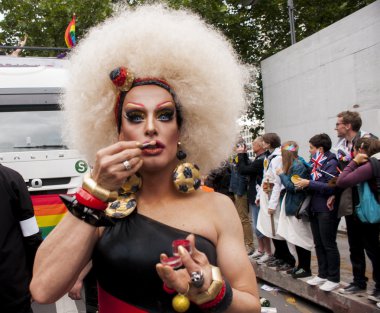 Christopher sokak gün P sırasında özenle giyinmiş transseksüel