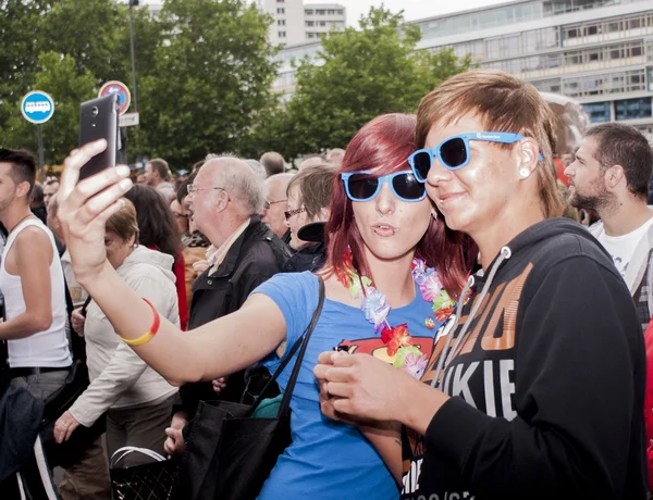 Választékosan öltözött résztvevők figyelembe selfie, Christoph során — Stock Fotó