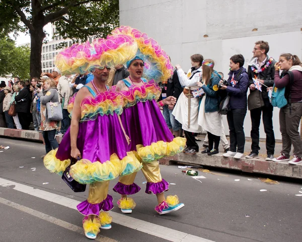 Participantes vestidos de forma elaborada, durante o Christopher Street Day — Fotografia de Stock